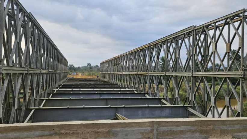 Rivière Ngoum à Kekem : la pose du tablier du pont en structures métalliques a débuté