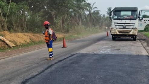 Entretien de la Nationale N°5 Douala-Bafoussam : l’entreprise poursuit le traitement des nids de poule