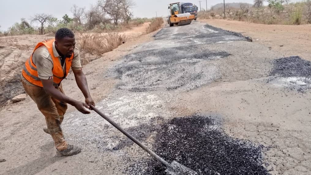 Travaux d'entretien en régie de la route Meiganga-Ngaoundéré-Garoua: les équipes du MINTP se déploient entre Mdjola et Djefatou