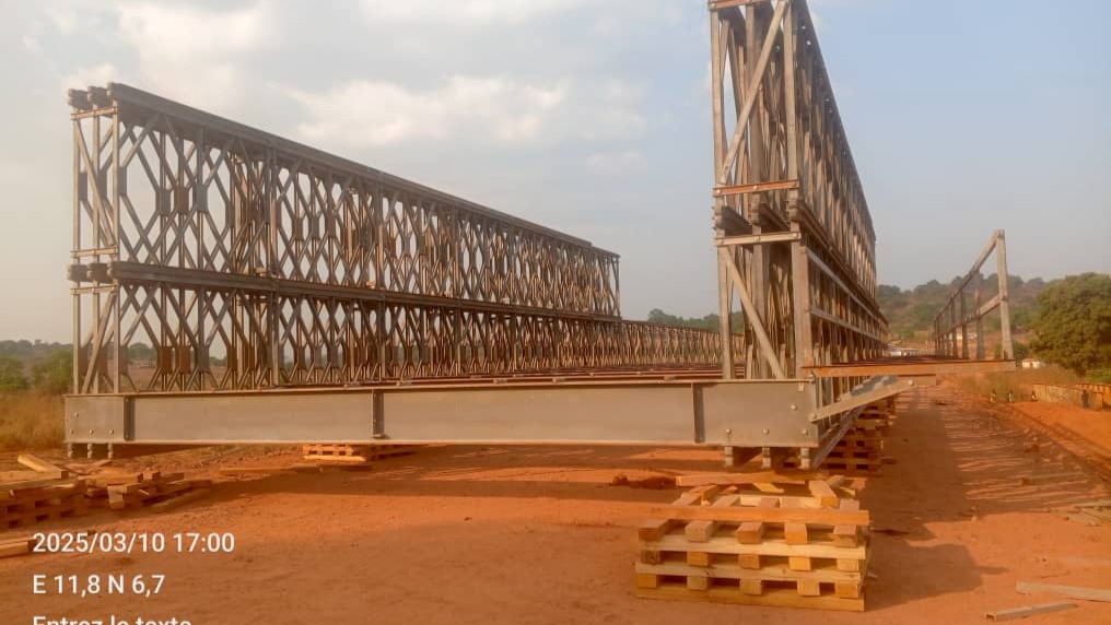 Pont en structure métallique Acrow sur la rivière Taram: vers la fin du montage de la charpente métallique