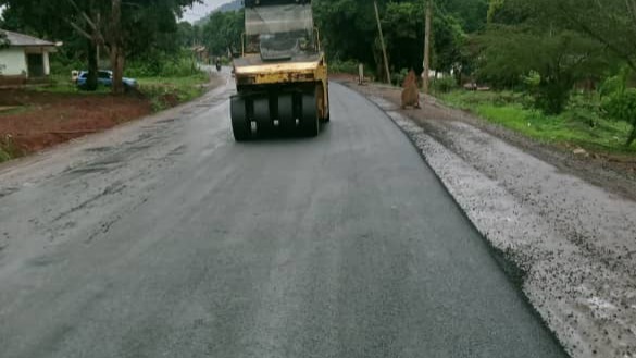Réhabilitation des sections de la Boucle de la  Lekié: Arab Contractors reprend la mise en œuvre du béton bitumineux