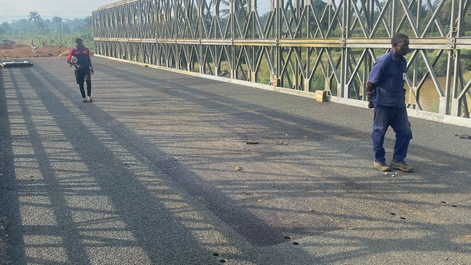 Rivière Ngoum à Kekem : la surface de roulement du pont en structures métalliques Acrow entièrement recouverte