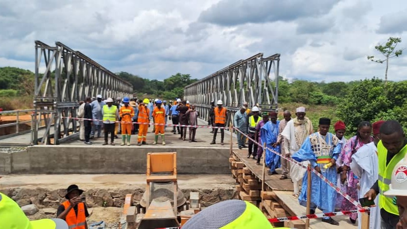 Pont en structures métalliques Acrow sur la rivière Mama : l'ouvrage achevé sera livré dans quelques semaines