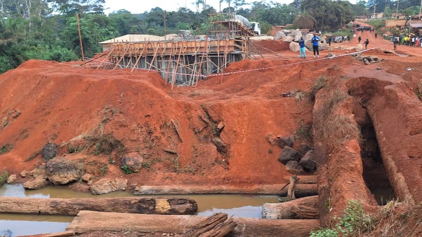 Pont en structures métalliques Acrow sur la rivière Bangue à Yokadouma : les travaux sont rendus à la pose des culées