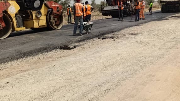 Reconstruction de la section Mora-Tchakamari : la couche de fondation est mise en œuvre sur 10 km