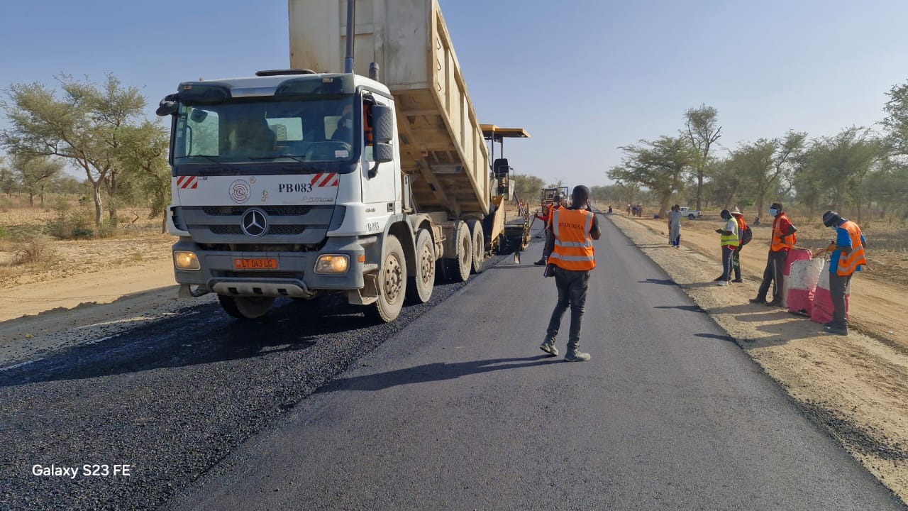 Reconstruction de la section Mora-Tchakamari : l’entreprise progresse dans ses travaux, avec 5,250 km de couche de base