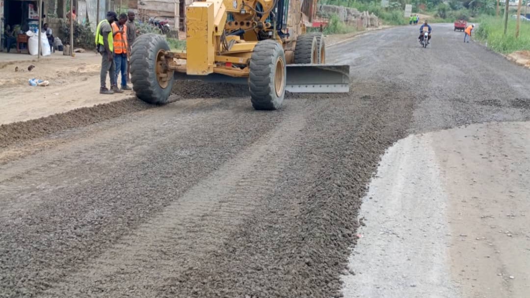 Route Douala-Bonepoupa (32,740 km): vers la fin du traitement de la fondrière au point kilométrique 27