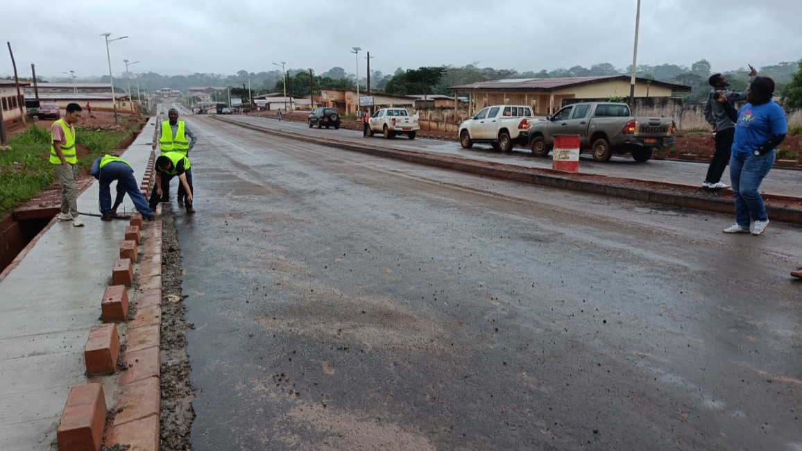 Construction de la route Awae-Esse-Soa : la traversée de la ville d'Esse en attente de la couche de bitume