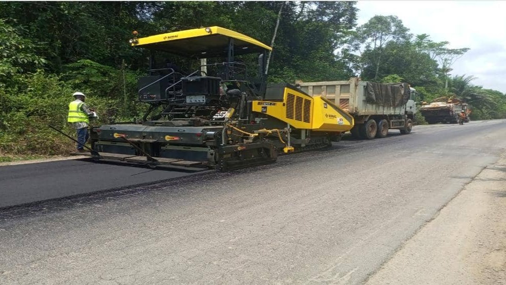 Entretien confortatif de route la route  Edea-Kribi : le niveau de service s'est considérablement amélioré entre la section  Pont Bivouba-Kribi