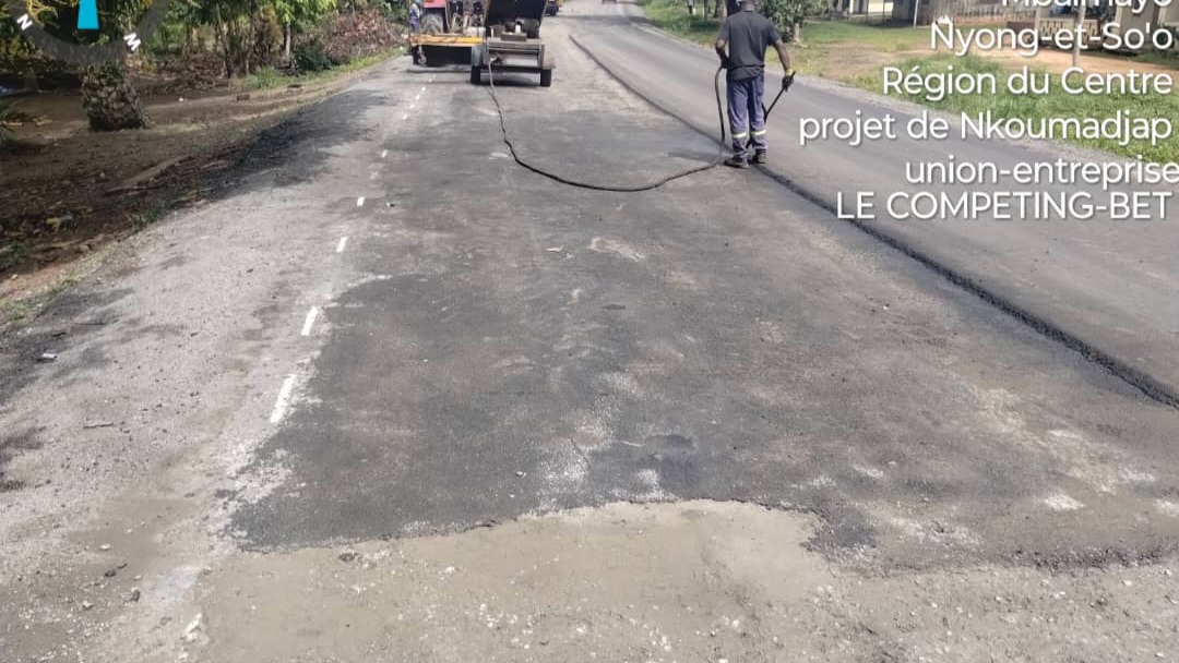 Entretien confortatif du lot 1 de la route Mbalmayo-Sangmelima: l’entreprise entame la mise en œuvre du béton bitumineux