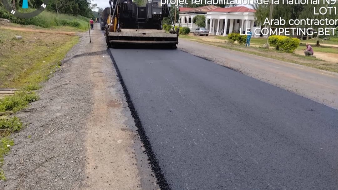 Travaux d’Entretien confortatif de la Nationale 9, Mbalmayo-Sangmelima: la mise en œuvre du béton bitumineux se poursuit sur le lot 1