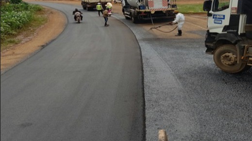 Galim-Bamendjing-Foumbot-Bangangté (107 km) : la pose du béton bitumineux progresse sur la section Foumbot-Bamendjing-Galim (40,350 km)