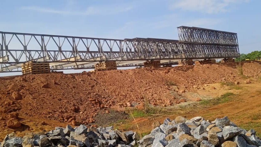 Pont en structure métallique Acrow sur la rivière Taram:  le montage de la charpente se poursuit