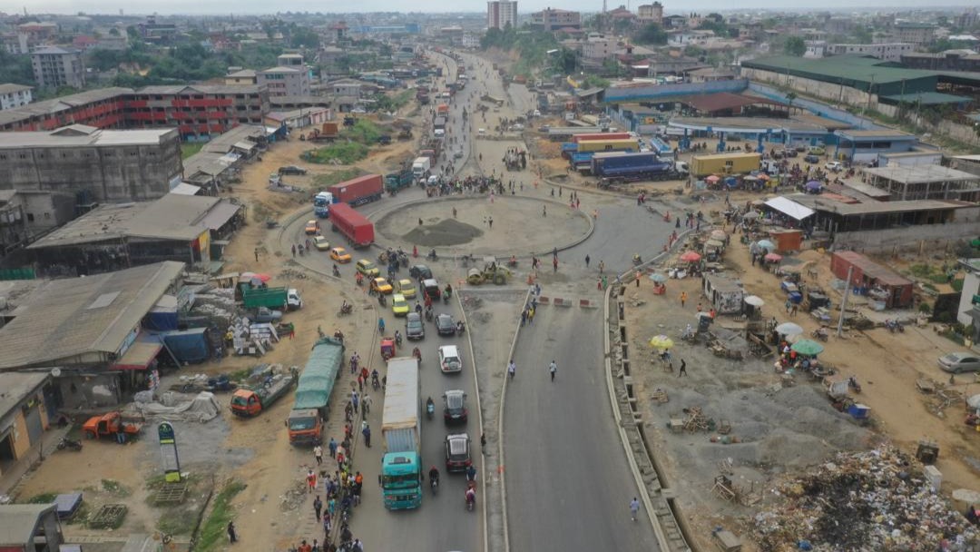 Aménagement de l’Entrée Est de la ville de Douala, phase 2 : les travaux de mise en œuvre de la couche de base progressent