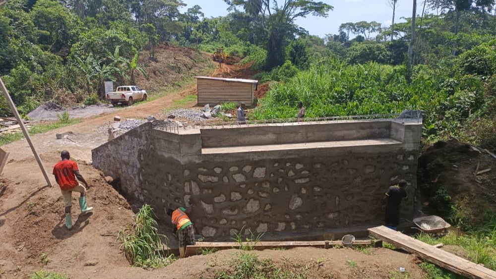 Construction en régie du pont sur la rivière Lékié à Nkolfep : les travaux avancent dans la ville d’Okola