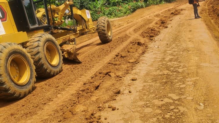Bitumage en enduit superficiel de la route Abang Minko'o-Mbamossobam : les travaux vont s’étendre sur 22 km