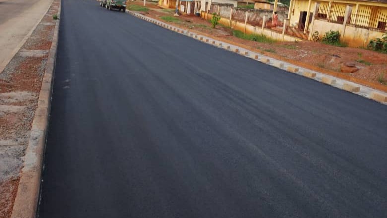Construction de la route régionale Awae-Esse-Soa: la traversée de la ville d’Esse désormais recouverte de béton bitumineux