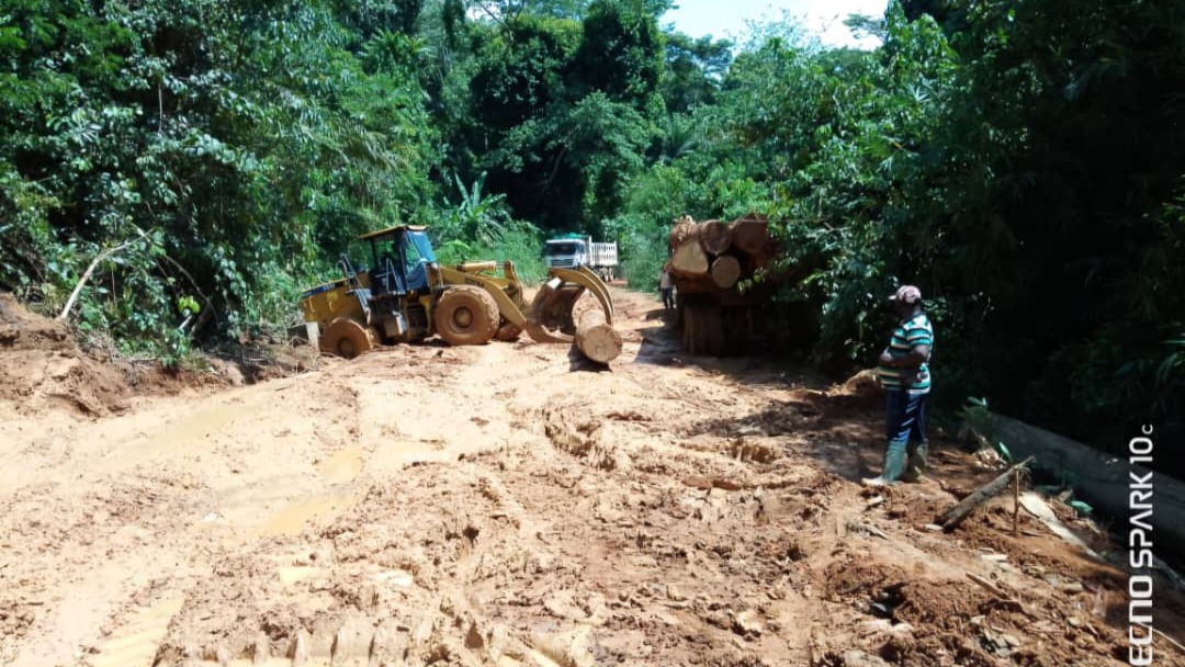 Section Bingambo-Grand Zambi : une intervention en cours pour libérer la chaussée