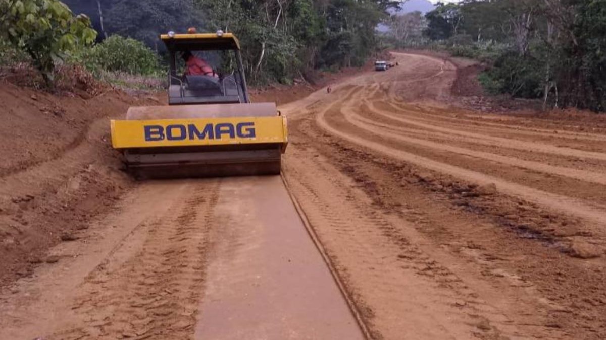 Construction en régie de la RO702 : Bangem - Nguti (53 km), dans le département du Kupe-Muanenguba, région du Sud-Ouest : le BIR poursuit ses interventions
