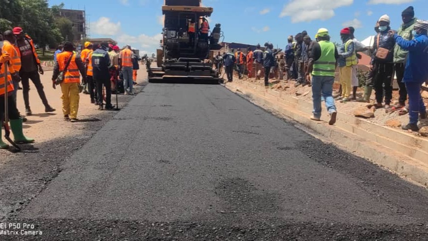 Construction de la section Ndu-Nkambe-Misaje de la Ring Road dans la région du Nord-ouest: l’entreprise MAG met en œuvre la grave bitume à Nkambe
