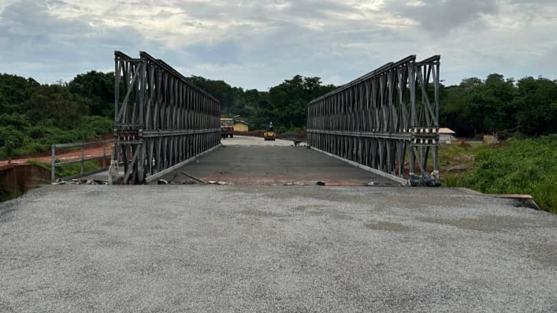 Pont en structure métallique Acrow sur la rivière Mama dans la région de l’Est : l'ouvrage est achevé