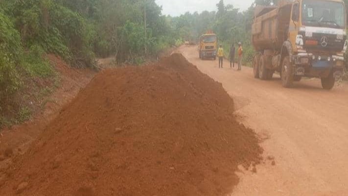 Réhabilitation de la Boucle de la Lekié : l’approvisionnement en grave latéritique démarre sur la section 3