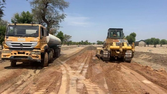Construction de la route Bogo-Pouss : la mise en œuvre de la couche de base démarre sur la section Bogo-Guirvidig