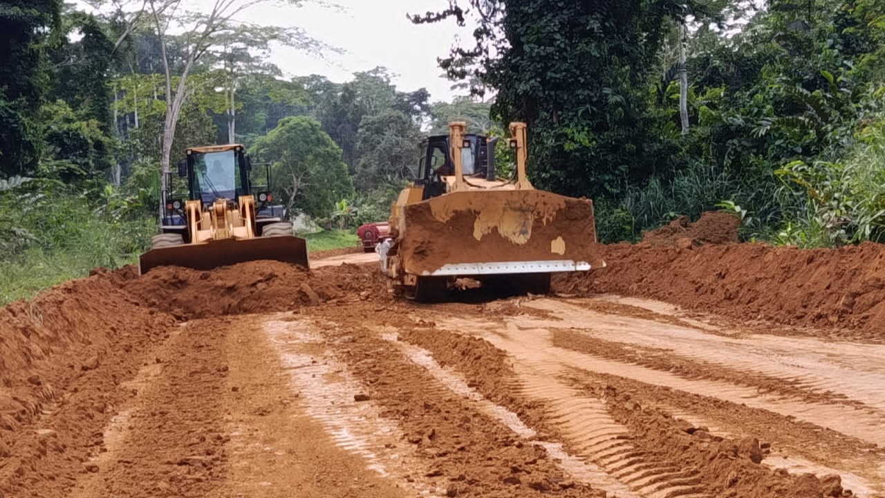 Bitumage de la route Abang Minko'o Mbamossobam (22 km) dans la Vallée du Ntem: les travaux s’exécutent à un rythme soutenu