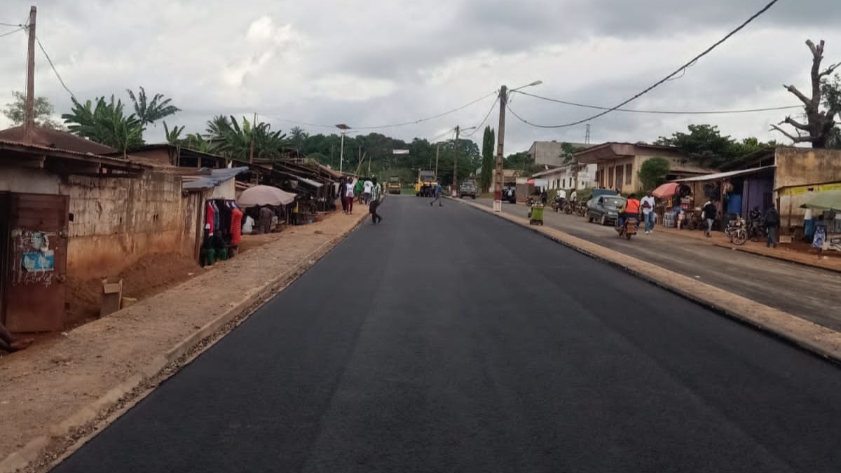 Réhabilitation des sections de route régionale dans la Lekié : 42,35 Km de couche de base et près de 20 km recouverts de béton bitumineux