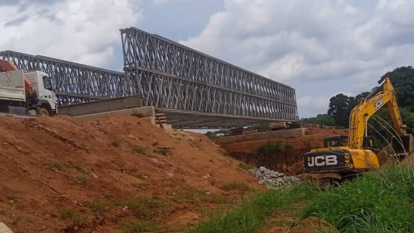 Pont Acrow sur le Mayo Taram : la structure métallique en phase finale d’installation