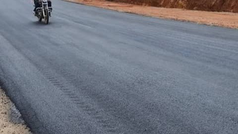Construction du lot Ndu-Nkambe : l’entreprise MAG démarre la mise en œuvre de la couche de roulement