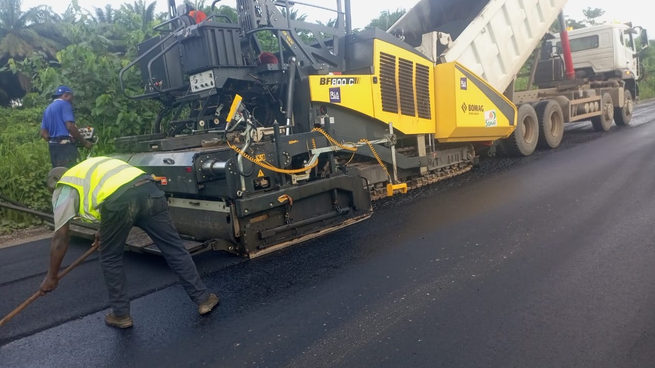 Entretien de la route Edéa-Kribi : l’entreprise SOMAF poursuit ses interventions