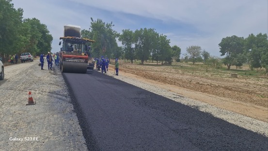 Section Mora-Tchakamari : l’entreprise progresse dans la mise en œuvre de la couche de base en grave bitume