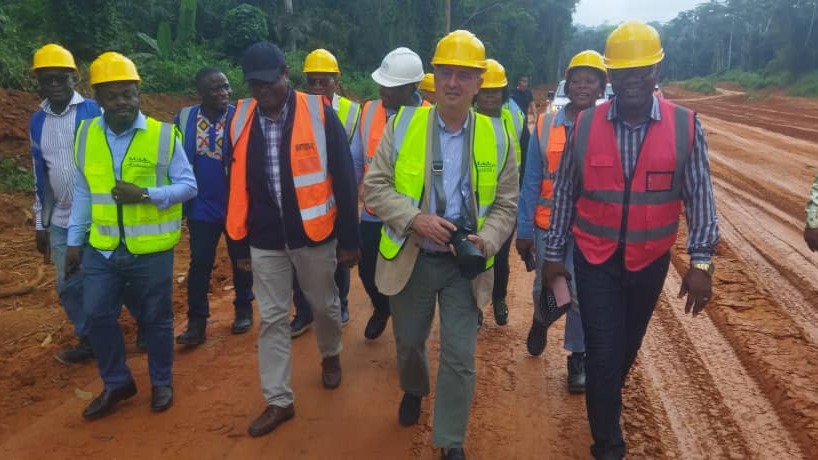 Construction de la route Olounou- Oveng (phase1) : l'Ambassadeur d'Italie effectue une visite du site en travaux