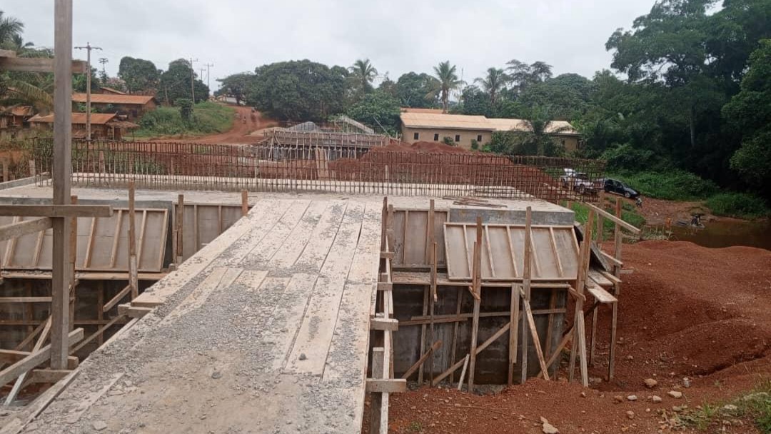 Pont en structures métalliques ACROW sur la rivière Banguè à Yokadouma: les poutres des culées sont désormais coulées