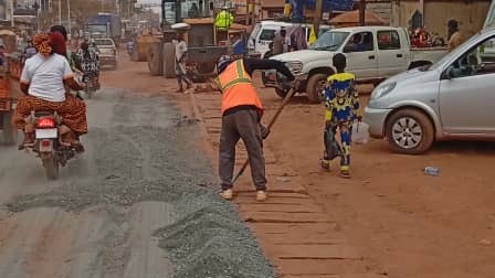 Entretien de la route Bertoua-Ndokayo-Garoua Boulaï : l’entreprise entame le traitement de la chaussée sur la traversée urbaine