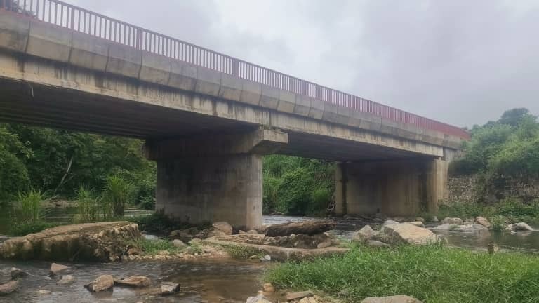 Reconstruction du pont définitif sur la rivière Mahe et entretien des voies d'accès: la pré-réception technique a été effectuée