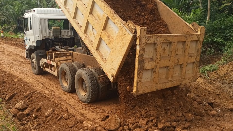 Entretien et maintien de la circulation sur la route Ebolowa-Akom 2-Kribi : l’entreprise poursuit ses interventions