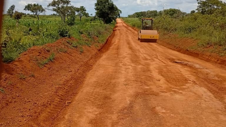 Entretien de la phase 1des tronçons de route Pont Paro- Tignere-Mayo Baleo-Kontcha (191 km): l'entreprise effectue les travaux de mise en œuvre de la couche de roulement