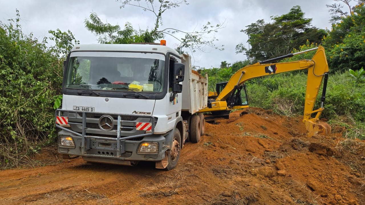 Ebolowa-Akom 2-Kribi : L'entreprise ICM renforce son parc avec des engins du MINTP