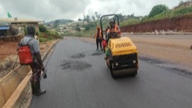 Construction du lot Ndu – Nkambe (31 km) : la mise en œuvre de la couche de roulement progresse