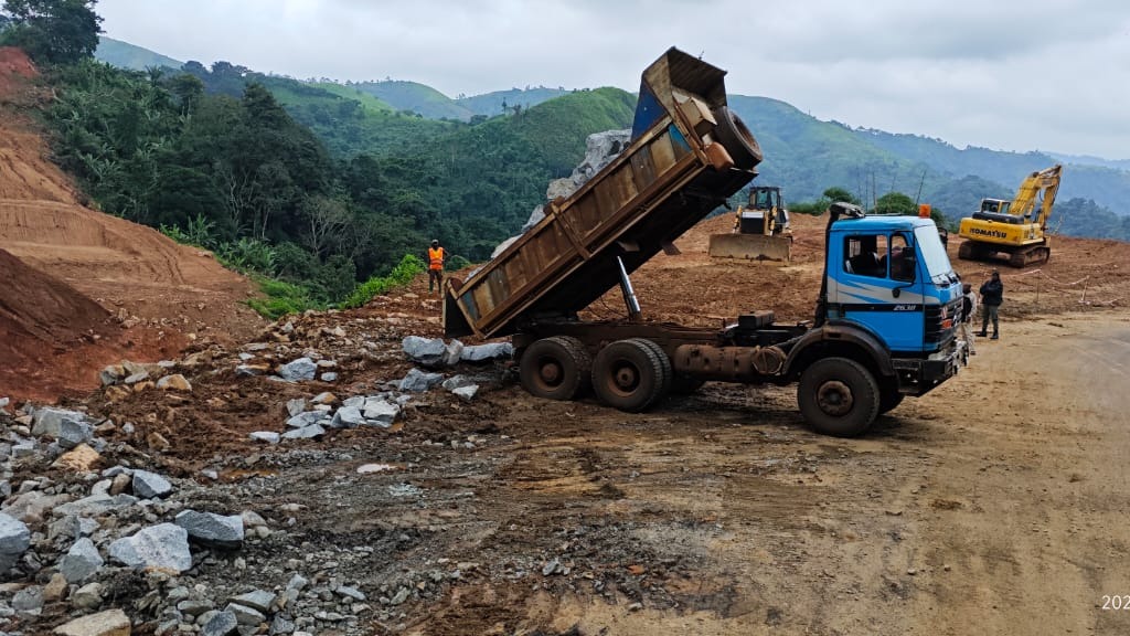 Reconstruction de la falaise de Dschang : l'entreprise intensifie ses efforts pour respecter le calendrier 