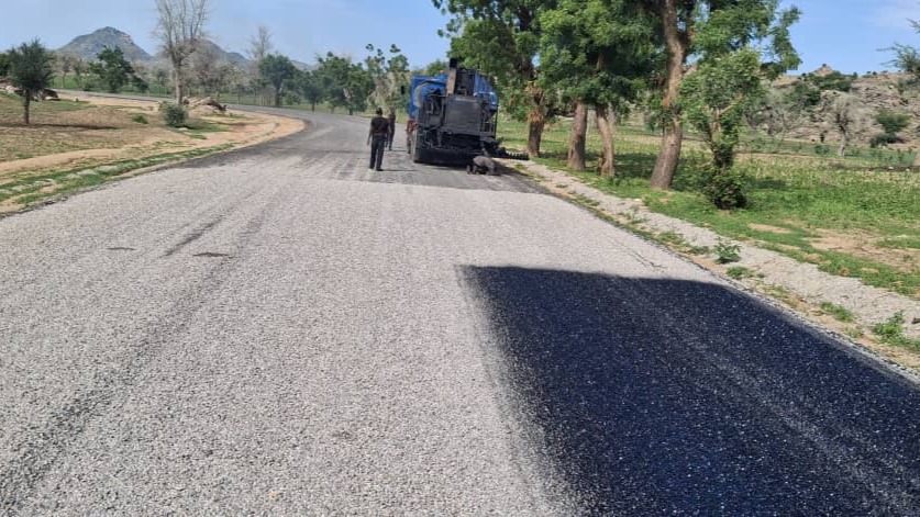 Dargala – Tokombéré : la pose de l’enduit superficiel effectuée sur 650 m