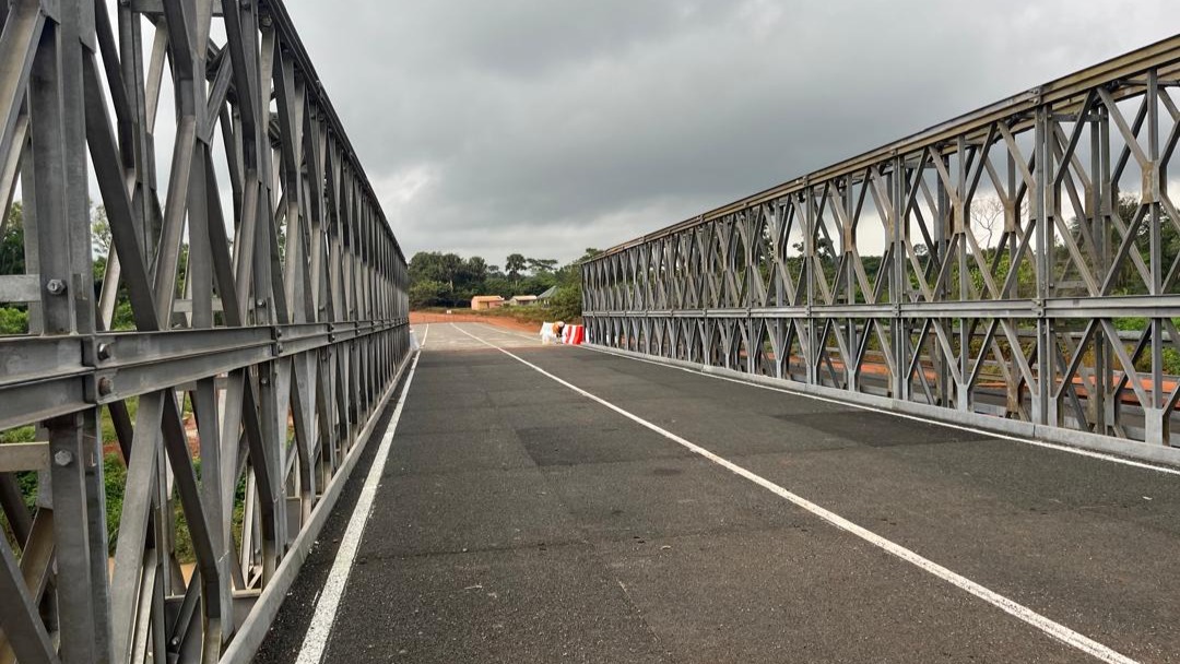 Pont en structure métallique Acrow sur la rivière Mama, région de l’Est : l'ouvrage achevé attend sa réception