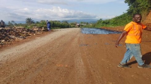 Bitumage en enduit superficiel de la route régionale R0311 Melong-Mouanguel: les pluies perturbent l’exécution des travaux