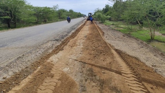 Réhabilitation de la section de route Moutourwa – Maroua (36 km) : les travaux de nettoyage s’étendent au PK 10+100