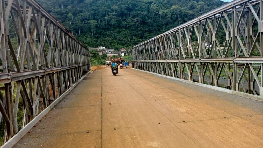 Pont métallique Acrow sur la rivière Ngoum à Kekem : en attente de bitume pour achever les voies d’accès