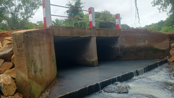 Route Bantoum – Mavetong (13,8 km) : des travaux d’entretien et d’assainissement menés par la Brigade des Travaux en régie du MINTP soulagent les usagers