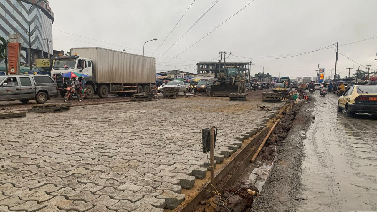 Entrée Ouest de Douala : l’entreprise poursuit les travaux de chaussée au carrefour Mutzig