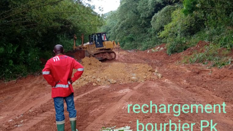 Ebolowa–Akom2–Kribi : les travaux de maintien de la circulation côté Kribi atteignent le PK 41, entre Kribi et Akom 2
